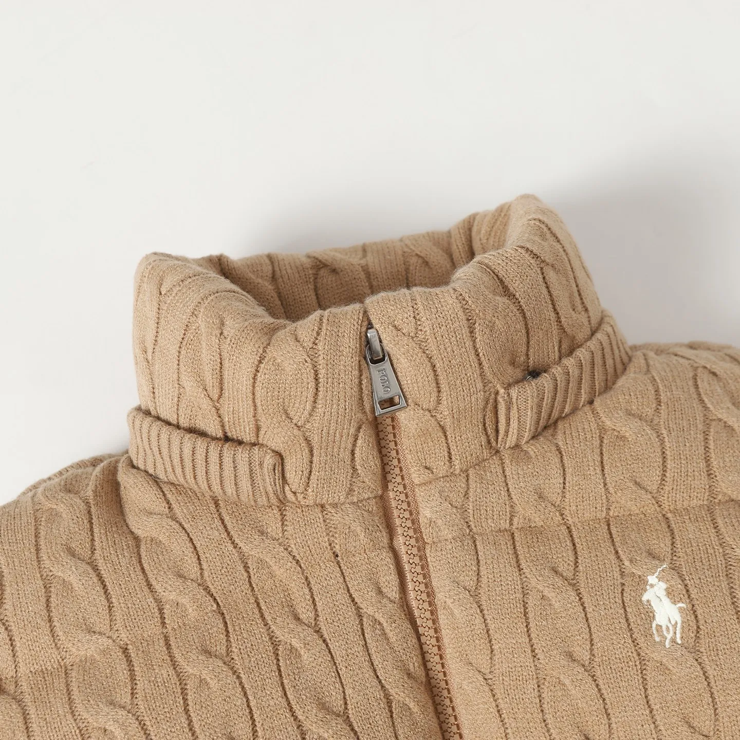 🅿️1100 【Women's】Ralph/Ralph Lauren 25ss new hooded down jacket brings warmth within reach. 🧵 Combining classic cable knitting with warm down, it’s a textured choice. Warm winter colors, the answer to classics and style. ❄️ Needless to say, the texture speaks for itself. Rah Lauren cable down jacket defines winter style. Color Black Khaki Size s m L xL